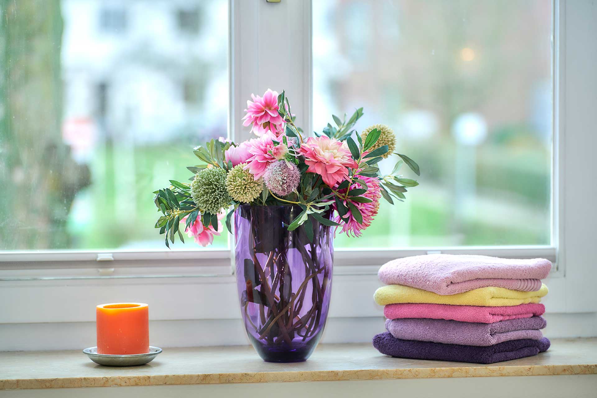 Ambiente mit Blumen und Handtüchern